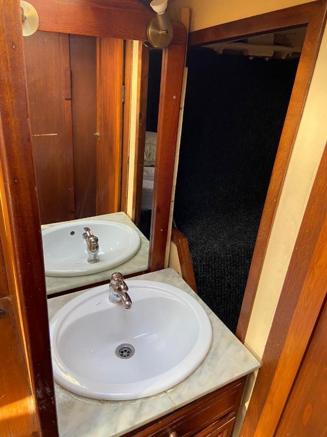 Fantastic Sailing Boat To Sleep In Barcelona Hotel Eksteriør billede